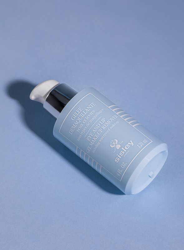 The most fragile areas of the face require a make-up remover designed to treat them with care.